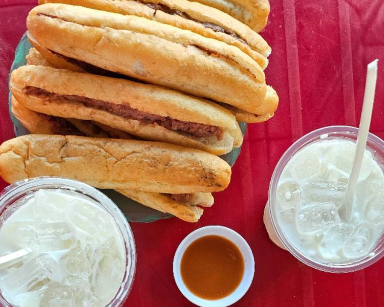 Bánh mì cay Hải Phòng nhỏ gọn nhưng đậm đà với pate béo ngậy và tương ớt chí chương cay nồng, trở thành món quà vặt đặc trưng của đất Cảng.