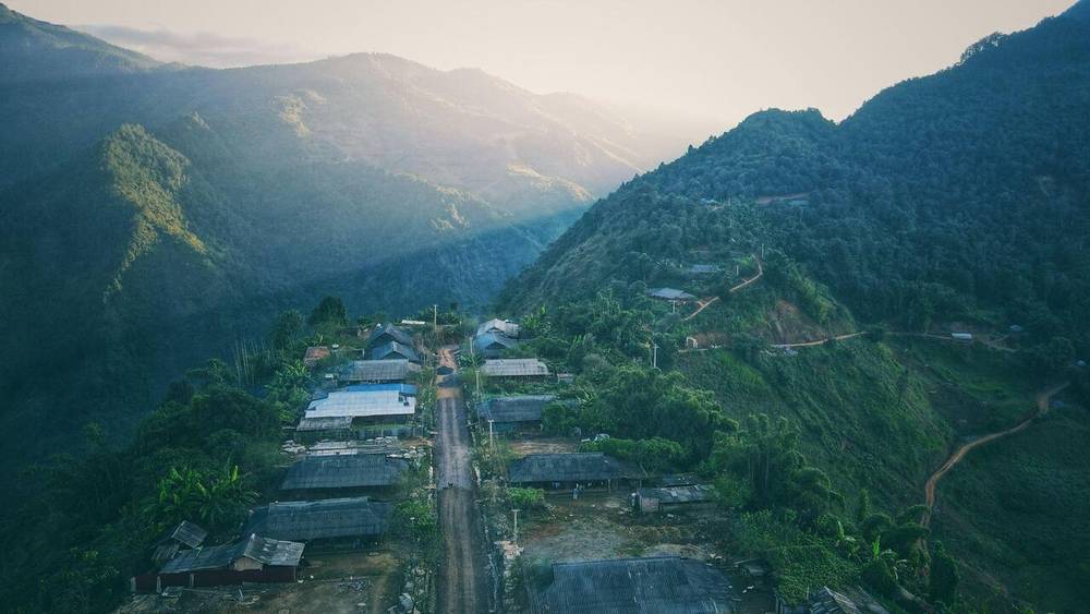 Con đường thẳng tắp vắt ngang sườn núi tại Bản Cu Vai. 