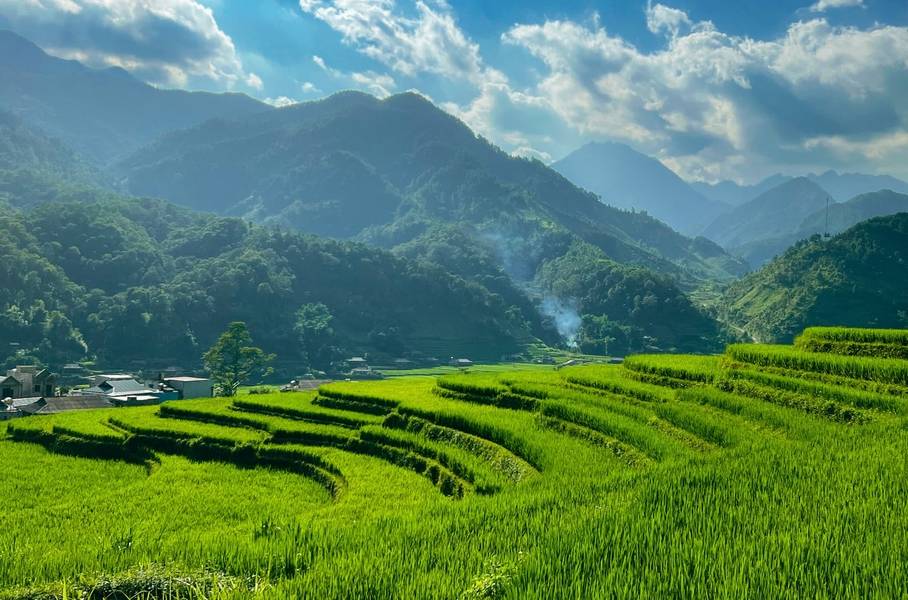 Khung cảnh hùng vĩ của núi non trải dài nhìn từ bản Cu Vai xuống.
