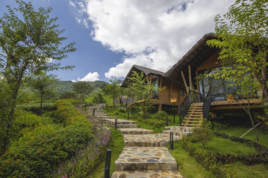 Đường vào các bungalow trong khu nghỉ dưỡng Le Champ Tú Lệ Resort Hot Spring & Spa.