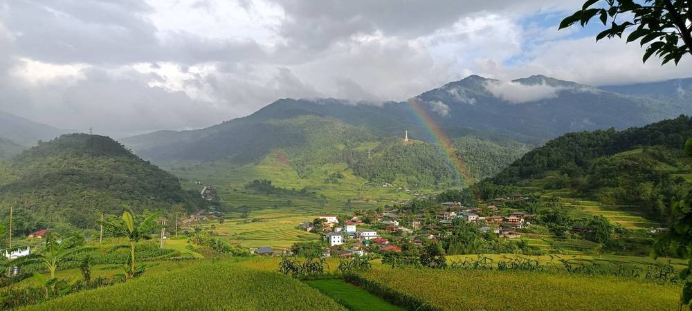 Toàn cảnh núi đồi trùng điệp và thửa ruộng bậc thang từ tầm nhìn tại khách sạn Zoni Home Trạm Tấu. 