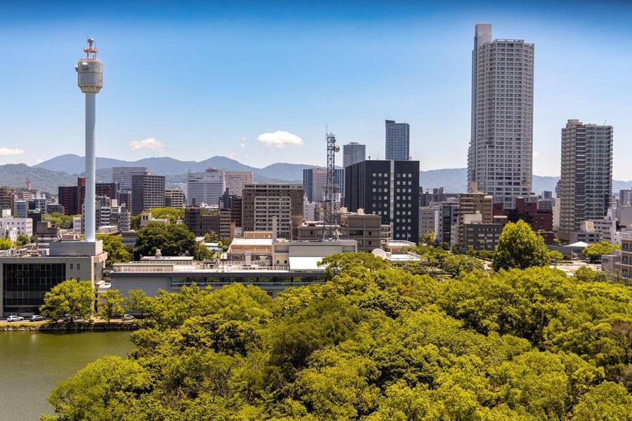 Toàn cảnh thành phố Hiroshima phát triển mạnh mẽ.