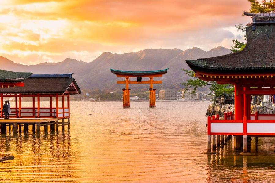 Cổng Torii là điểm check-in không thể bỏ qua khi đến Hiroshima.