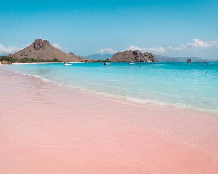 Nếu bạn muốn chiêm ngưỡng vẻ đẹp rực rỡ nhất của Pantai Merah thì mùa khô từ tháng 4 đến tháng 10 chính là thời điểm hoàn hảo nhất