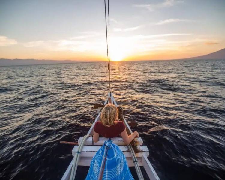 Hãy thử làm quen với những con sóng nhẹ nhàng bằng cách tham gia tour Komodo Kayak chèo thuyền quanh bờ biển Pantai Merah.