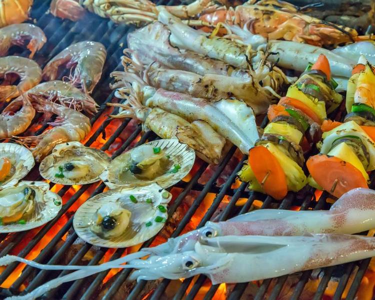 Hãy chuẩn bị trước các món đặc sản từ Bali hay Labuan Bajo để thưởng thức một bữa tối dã ngoại bên bờ biển.