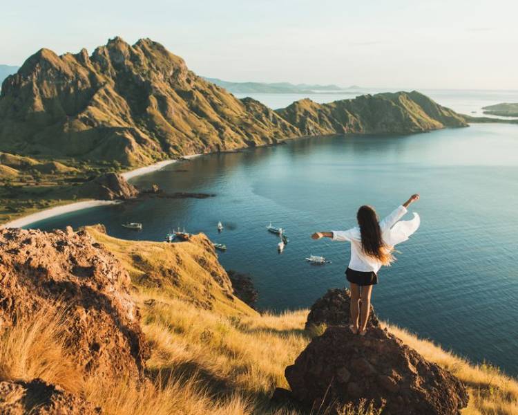 Nếu Pantai Merah khiến bạn ngỡ ngàng bởi cát hồng kỳ ảo, thì đảo Padar sẽ khiến bạn phải nín thở trước vẻ đẹp toàn cảnh ngoạn mục của thiên nhiên Indonesia.