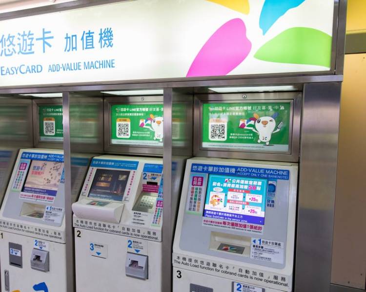 Bạn có thể mua thẻ Easy Card Đài Loan tại các máy bán hàng tự động ở sân bay.