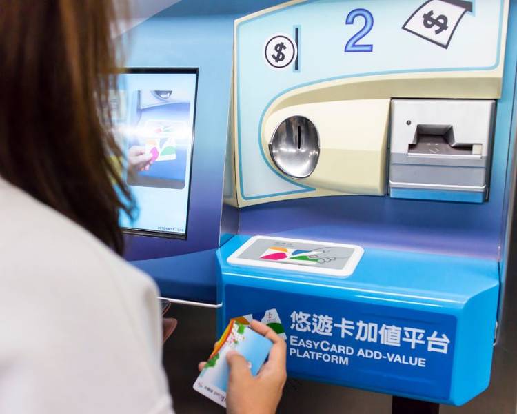 Bạn có thể nạp phí sử dụng thẻ Easy Card Đài Loan tại các ga MRT.