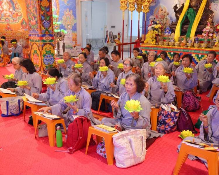 Đại Bảo Tháp Mạn Đà La Tây Thiên là điểm đến linh thiêng, nơi du khách tìm về để dâng hương cầu nguyện bình an, sức khỏe và hạnh phúc.
