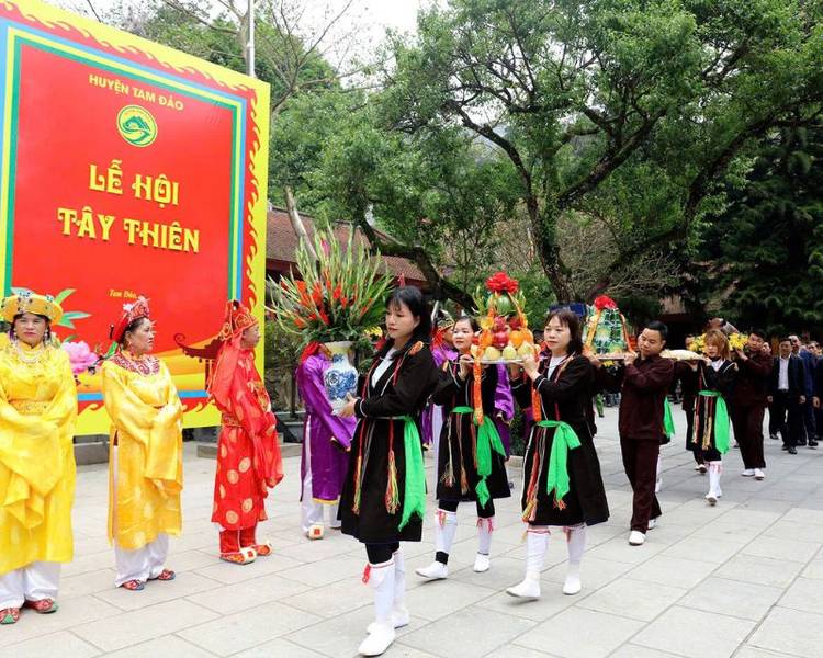 Nếu có dịp ghé Đại Bảo Tháp Mạn Đà La Tây Thiên vào tháng 2 - 3 âm lịch, bạn sẽ được tham dự Lễ hội Tây Thiên - một trong những lễ hội truyền thống lớn nhất miền Bắc.