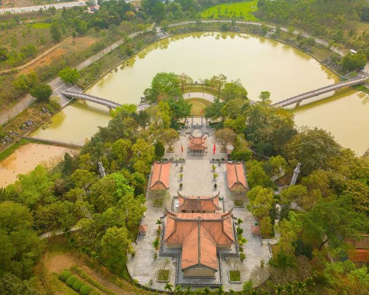 Đền Hùng là điểm đến thiêng liêng bậc nhất Việt Nam, là nơi lưu giữ dấu ấn của các Vua Hùng và truyền thuyết “Con Rồng Cháu Tiên”.