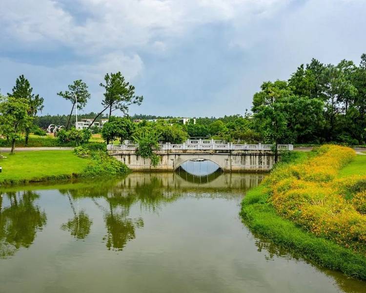 Sau hành trình khám phá Đại Bảo Tháp Mạn Đà La Tây Thiên, hồ Đại Lải chính là nơi lý tưởng để bạn nghỉ ngơi, thư giãn giữa không gian sông nước mênh mông.