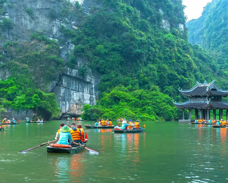 Tháng 12 có bao nhiêu ngày để du lịch Ninh Bình - Tỉnh nổi bật với các di tích lịch sử và sông nước giao hoà đẹp như bức tranh tuyệt sắc?