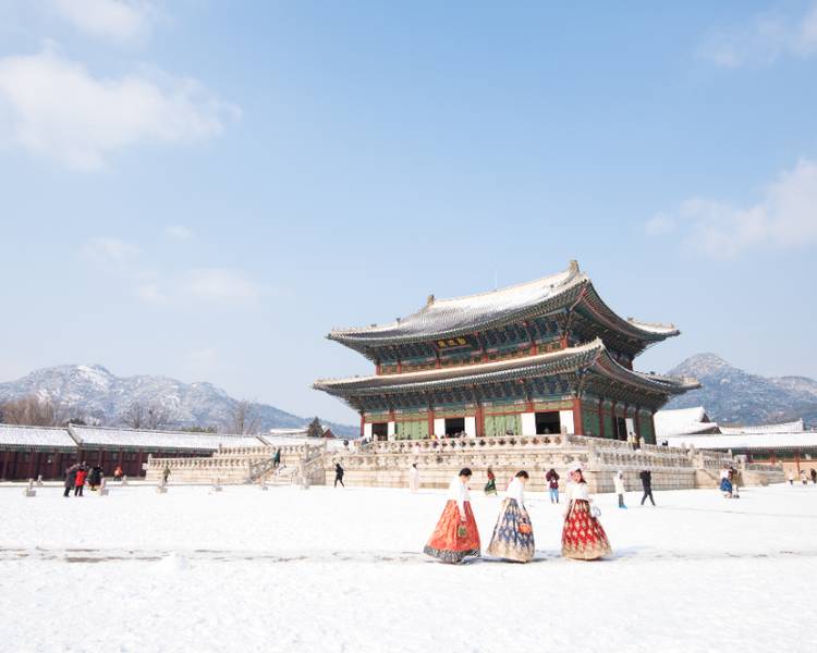 Seoul tháng 12 phủ tuyết trắng, là thời điểm lý tưởng để tận hưởng mùa đông và lễ hội cuối năm.
