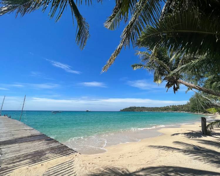 Ao Taphao Beach sở hữu bờ cát dài mịn cùng làn nước trong veo tại đảo Koh Kood.