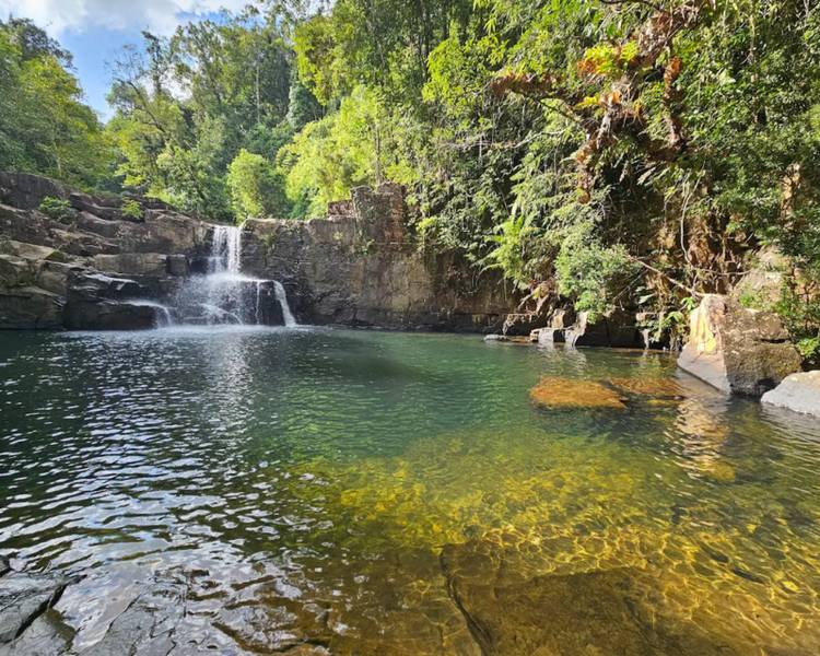 Khlong Yai Kee Waterfall nổi tiếng với làng nước trong vắt và khung cảnh yên bình trên đảo Koh Kood.