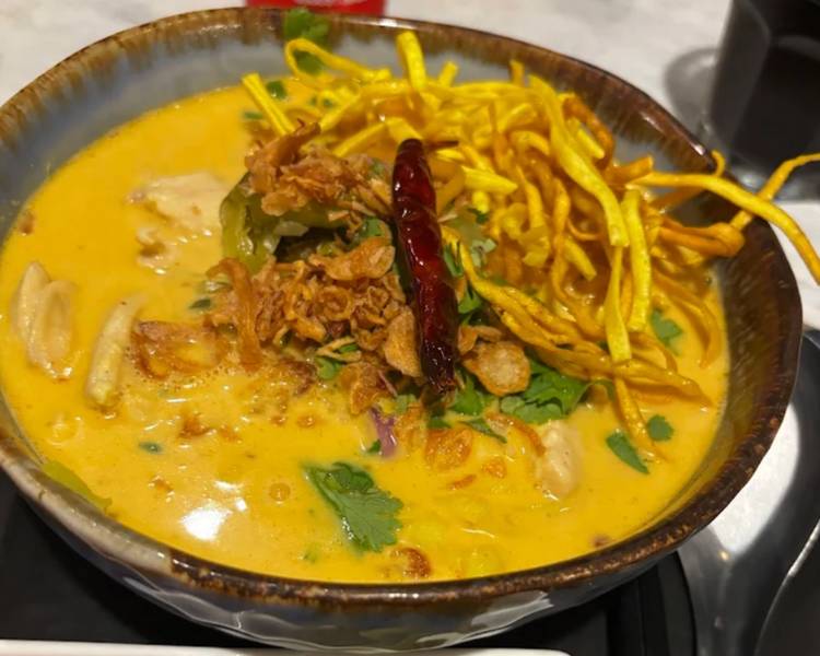 Khao Soi chính là món mì cà ri đặc trưng mà du khách không nên bỏ lỡ khi đến Koh Kood.
