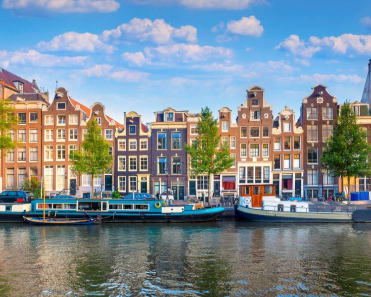 Nếu bạn chưa biết Amsterdam là gì thì Amsterdam là thủ đô và là thành phố lớn nhất của Hà Lan.