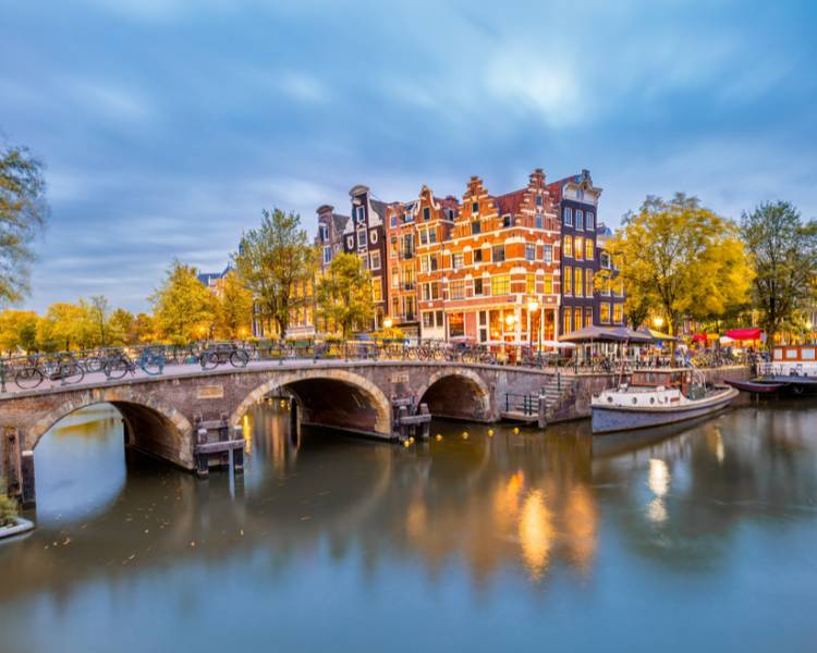 Bạn có thể đến tham quan Amsterdam vào mùa thu (tháng 9 - tháng 11), khi thành phố rực sắc vàng lãng mạn nhất trong năm.