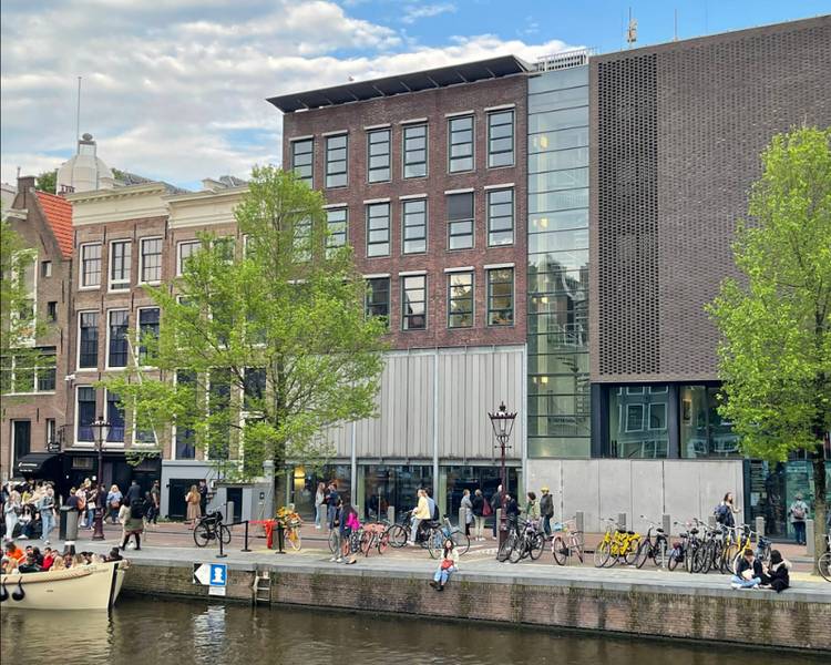 Anne Frank House là một trong những điểm đến ý nghĩa và giàu cảm xúc nhất khi ghé thăm Amsterdam.
