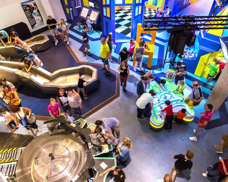 Khơi dậy trí tò mò và niềm đam mê khám phá khoa học tại NEMO Science Museum - biểu tượng sáng tạo giữa lòng Amsterdam.