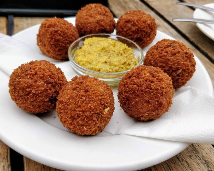 Bitterballen là món ăn nhẹ đặc trưng của Amsterdam, giòn rụm và đậm đà hương vị Hà Lan.