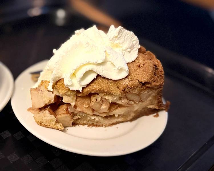 Appletaart là món bánh táo nổi tiếng ở Amsterdam, thơm lừng và ngọt dịu khó cưỡng.