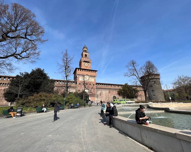 Tòa lâu đài Castello Sforzesco là một trong những điểm đến rất được yêu thích tại Milan.