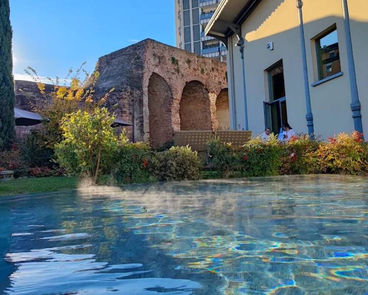 Khu vực hồ bơi ngoài trời của QC Terme Milano.