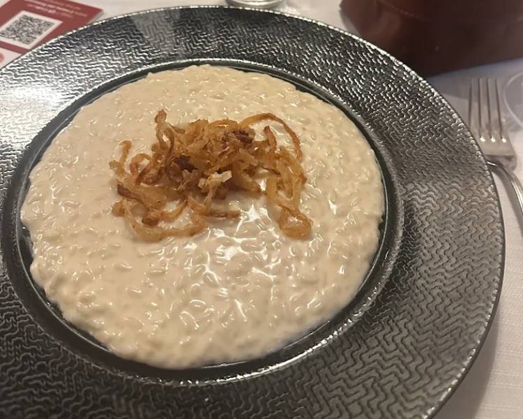 Món cơm risotto truyền thống được kết hợp với nghệ tây và phô mai.