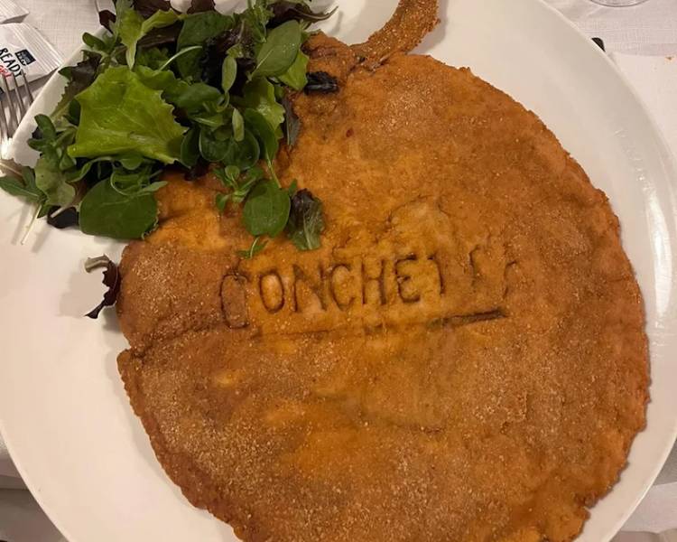 Món Cotoletta alla Milanese được làm từ miếng bê tảng tẩm bột và chiên giòn.