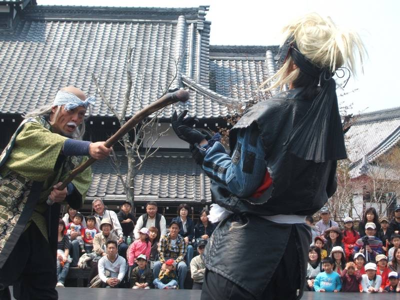 Các màn trình diễn nghệ thuật độc đáo là điểm nhấn trong tour du lịch làng cổ.