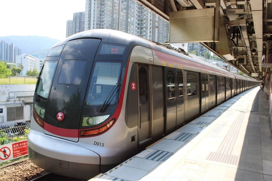 Tàu MTR là lựa chọn tiện lợi và nhanh chóng để di chuyển đến Kai Tak Sports Park. 