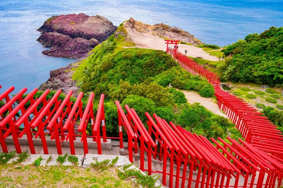Hàng cổng torii đỏ rực chạy dài là điểm nhấn ấn tượng của đền Motonosumi Inari. 