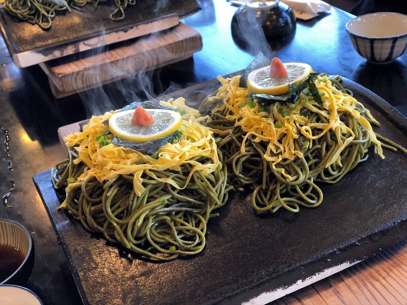 Mì Kawara soba có hương vị hấp dẫn nhờ cách chế biến độc đáo.