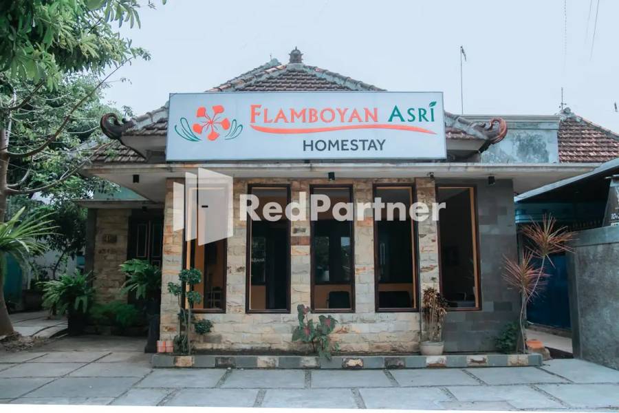 Flamboyan Asri Syariah Mitra RedDoorz near Kampung Inggris Pare - Building