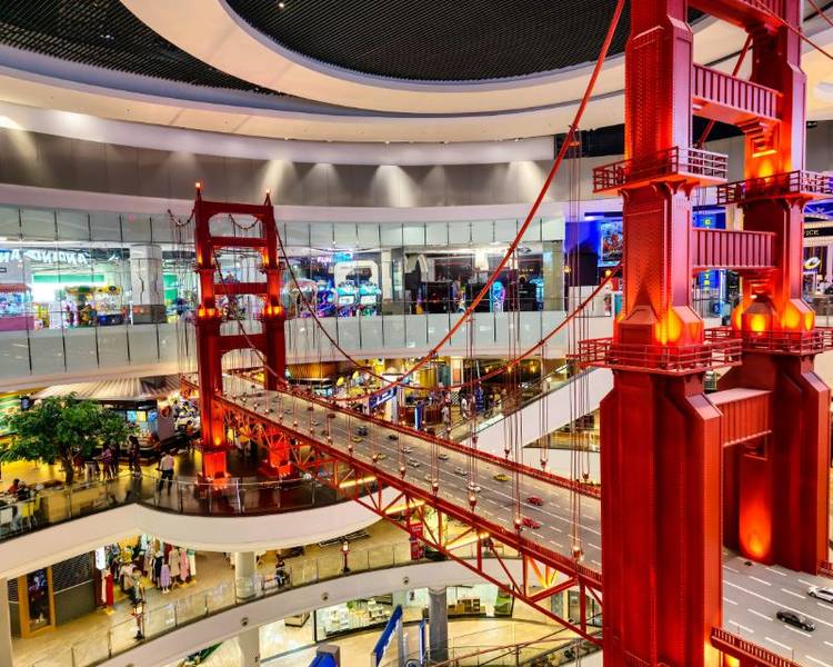 Bên cạnh Colosseum Show, bạn nên đến tham quan Terminal 21 với mỗi tầng được thiết kế theo chủ đề của các thành phố nổi tiếng như Paris, San Francisco, London hay Ý.