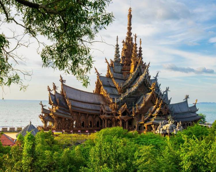 Bạn có thể đến tham quan đền Chân Lý trước khi đến xem Colosseum Show.