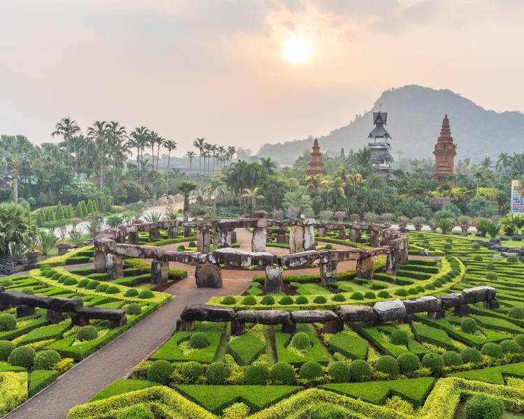 Nong Nooch Tropical Garden địa điểm lý tưởng cho cả gia đình khám phá văn hóa địa phương đậm đà bản sắc ngoài Colosseum Show.