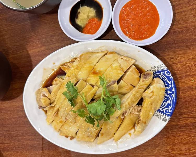 Cơm gà Hải Nam là đặc sản Singapore được người Hoa gốc Hải Nam phổ biến.