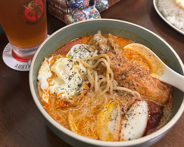 Laksa là món ăn đặc sản Singapore bạn không nên bỏ lỡ trong chuyến đi.