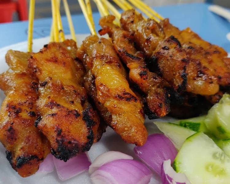 Satay là món thịt xiên nướng đặc sản Singapore.