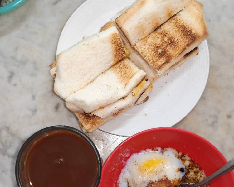 Kaya Toast là món ăn sáng đặc sản Singapore bạn nên thưởng thức trong chuyến đi.