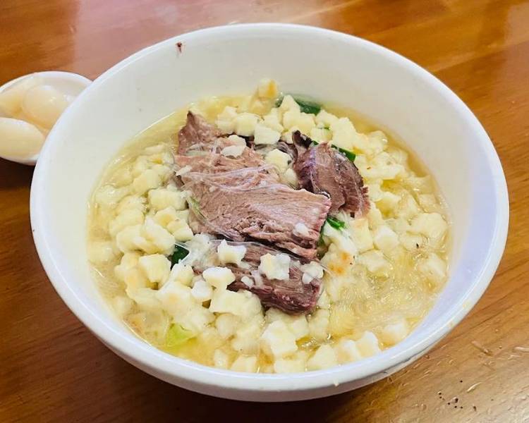 Súp thịt cừu với bánh mì là món ăn đặc trưng của cộng đồng Hồi giáo Tây An.