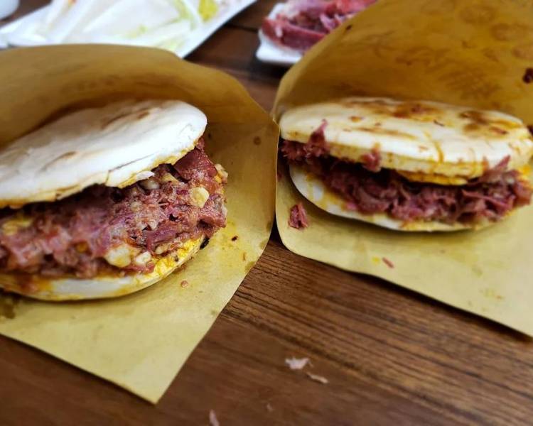 Bánh mì kẹp thịt kiểu Tây An được rất nhiều du khách yêu thích.