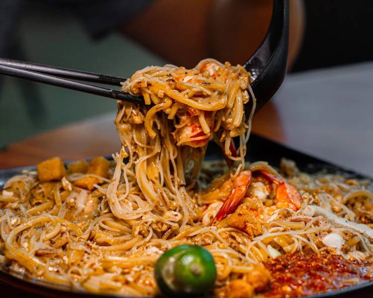 Mì xào tôm Phúc Kiến Hokkien Prawn Mee là món mì đặc sản Singapore.