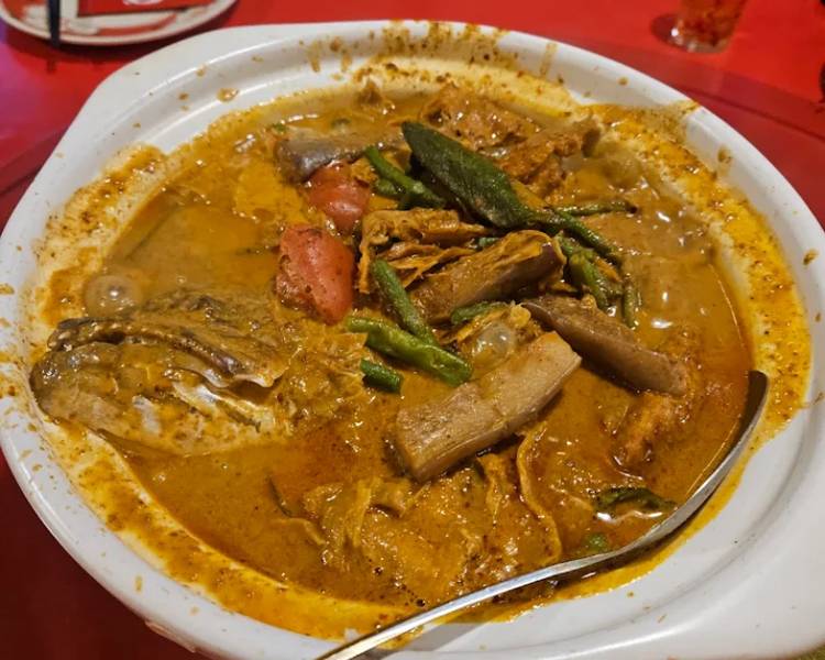 Hương vị món đặc sản Singapore đầu cá nấu cà ri sẽ khiến bạn ấn tượng khó quên.