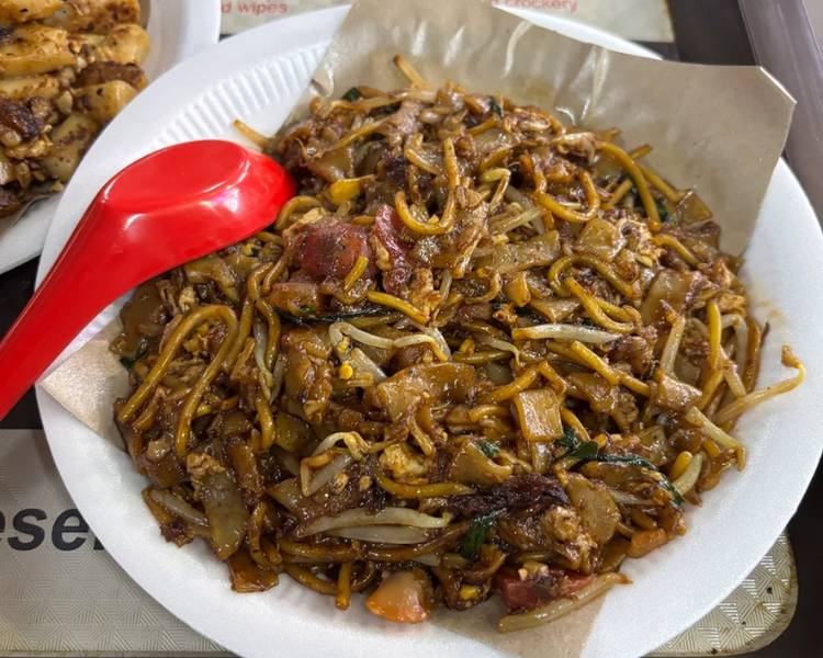Hủ tiếu xào Char Kway Teow là món ăn đặc sản Singapore có mùi “wok hei” đặc trưng.