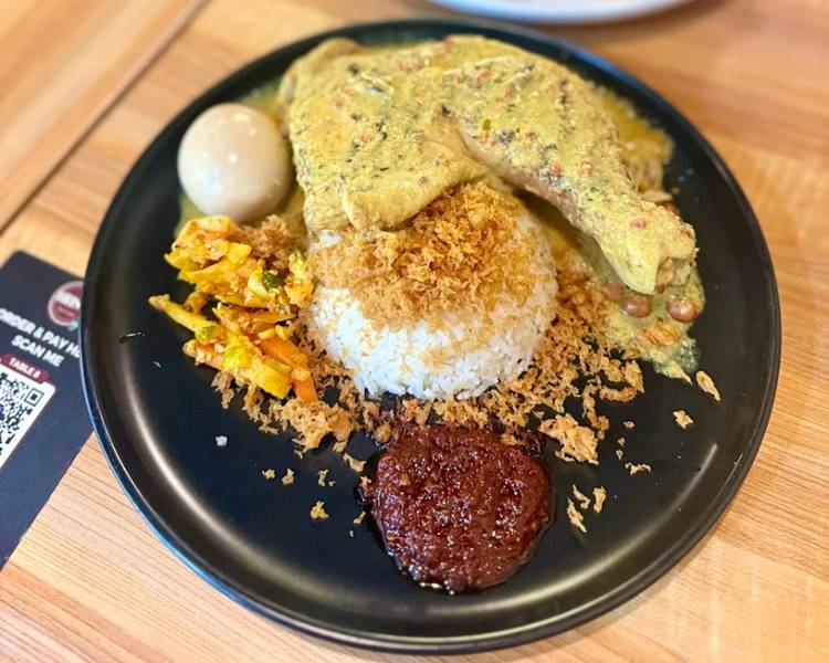 Nasi Lemak là món cơm đặc sản Singapore.